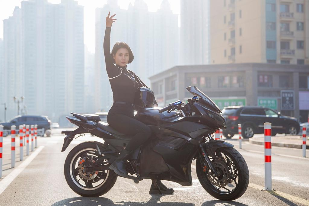 机车女郎前凸后翘美艳酷飒套图