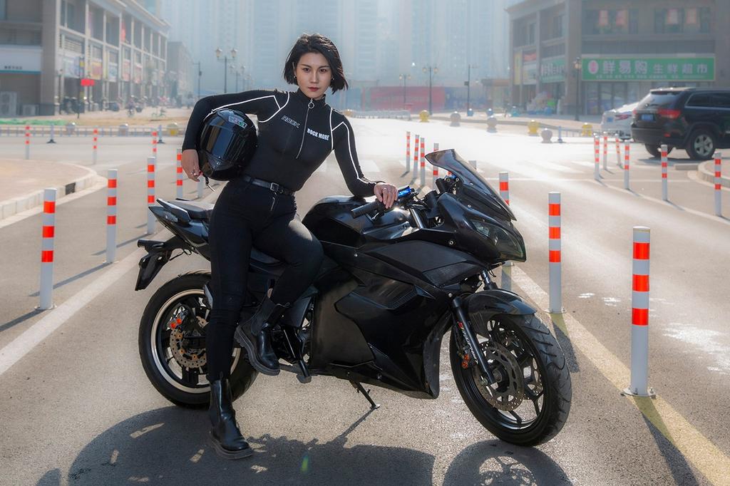 机车女郎前凸后翘美艳酷飒套图