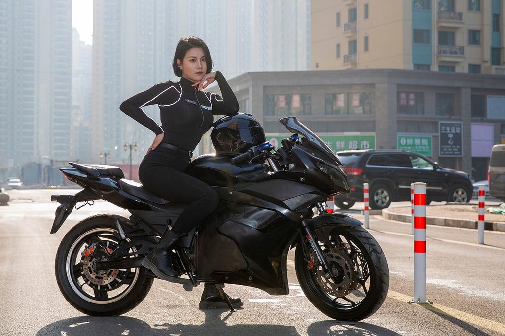 机车女郎前凸后翘美艳酷飒套图