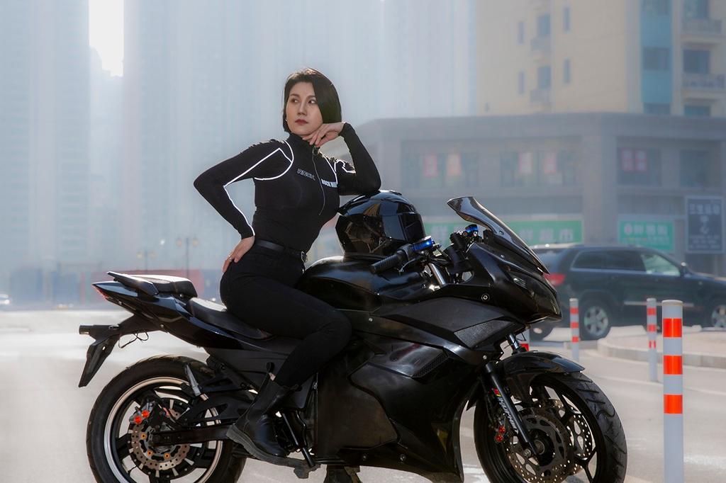 机车女郎前凸后翘美艳酷飒套图