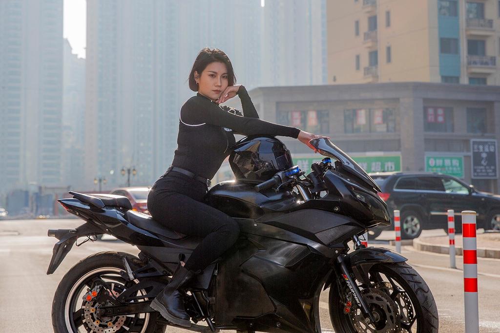 机车女郎前凸后翘美艳酷飒套图