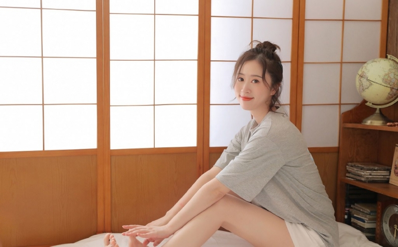 丸子头俏皮美女明眸皓齿私人拍摄