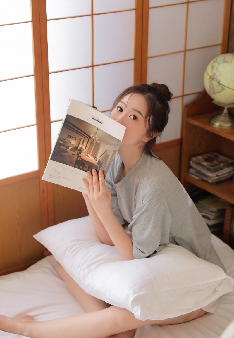 丸子头俏皮美女明眸皓齿私人拍摄