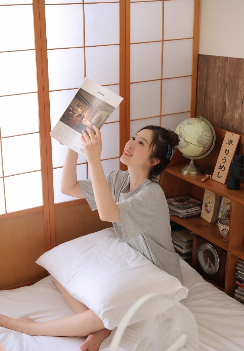 丸子头俏皮美女明眸皓齿私人拍摄