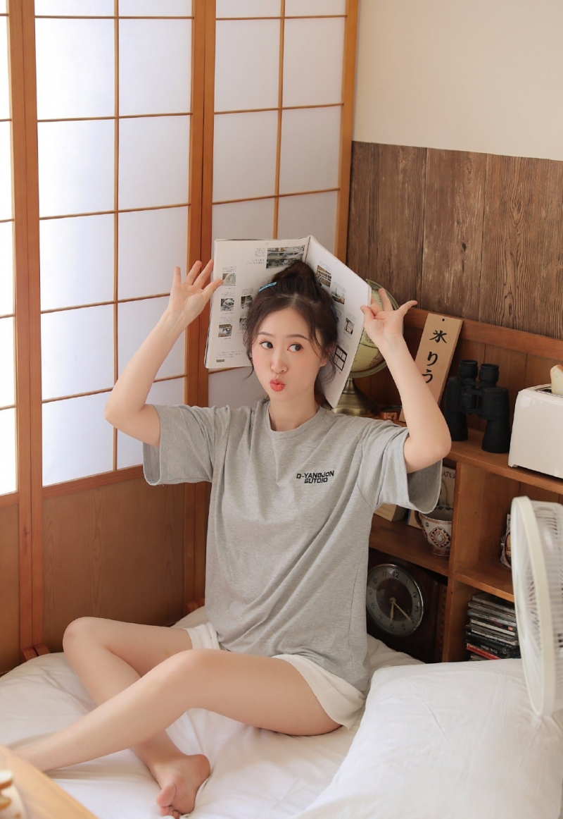 丸子头俏皮美女明眸皓齿私人拍摄