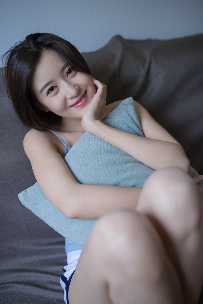 短发吊带体恤美女秀美腿