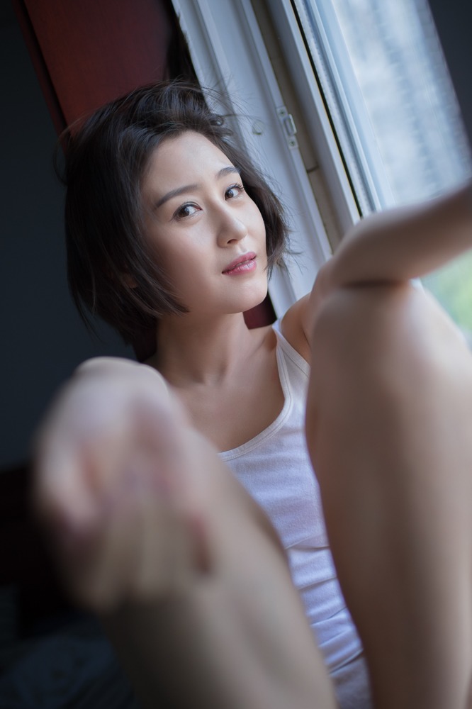 短发吊带体恤美女秀美腿