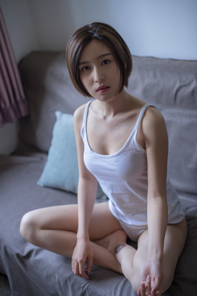 短发吊带体恤美女秀美腿