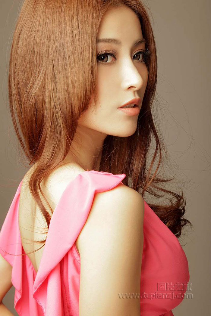 性感美女图片 低胸裙巧秀事业线