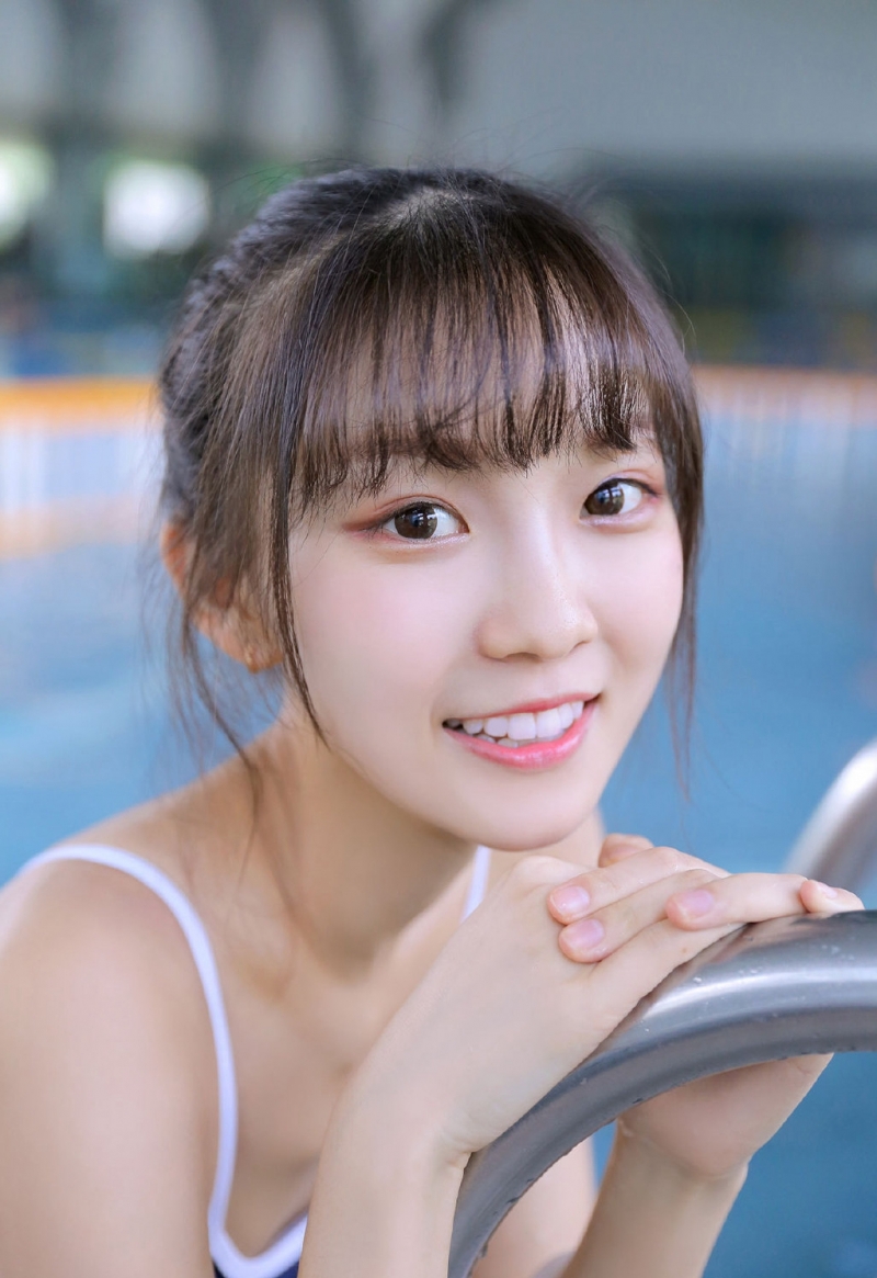 湿身美女连体泳衣性感撩人套图