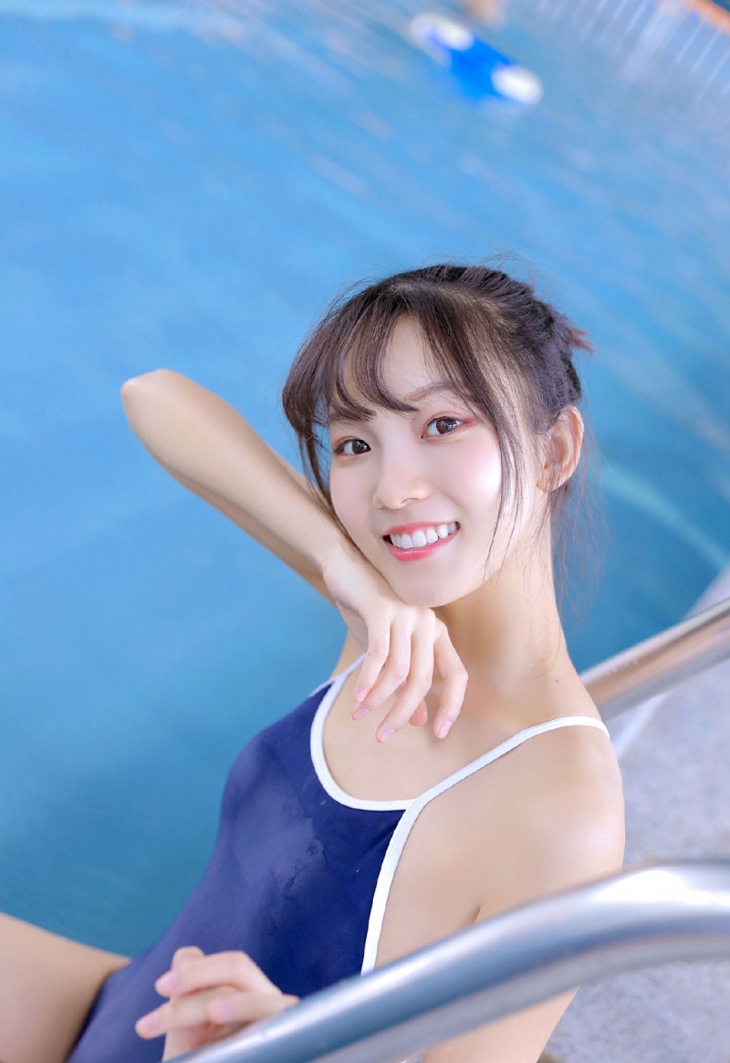 湿身美女连体泳衣性感撩人套图