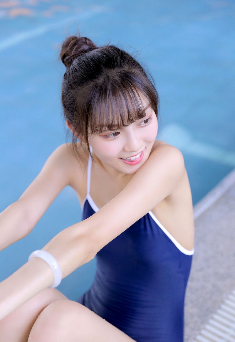 湿身美女连体泳衣性感撩人套图