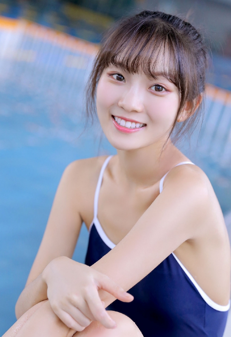 湿身美女连体泳衣性感撩人套图