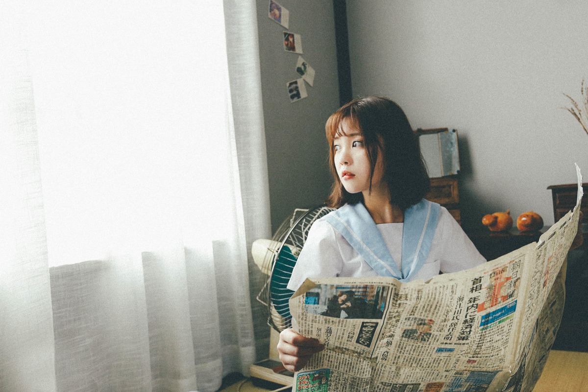 短发大眼学生裙装美女