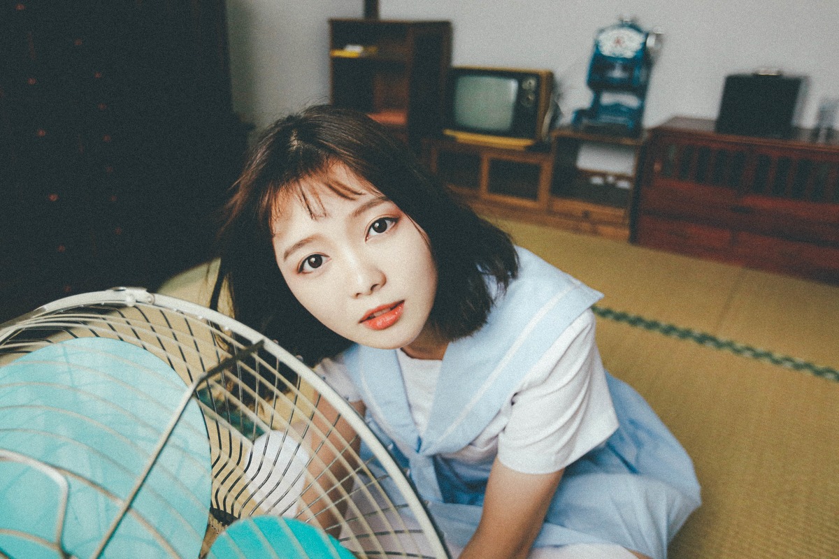 短发大眼学生裙装美女