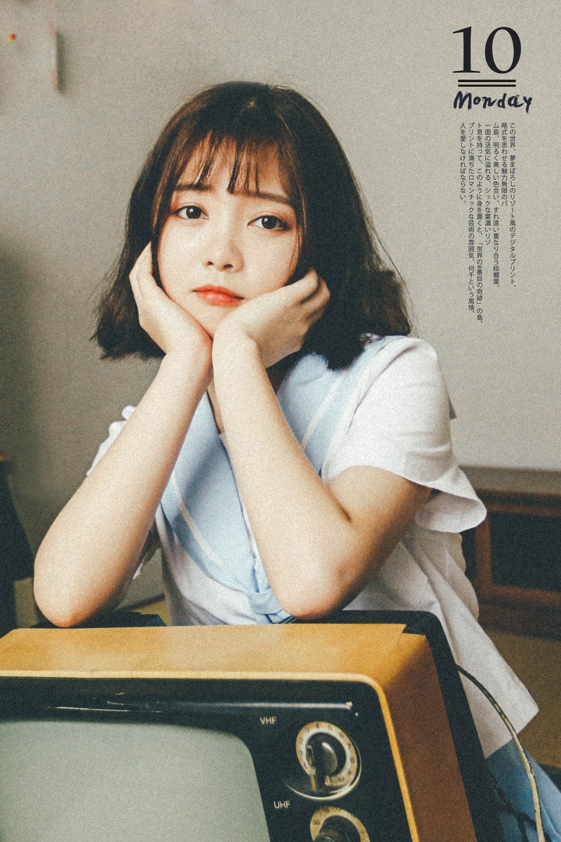 短发大眼学生裙装美女