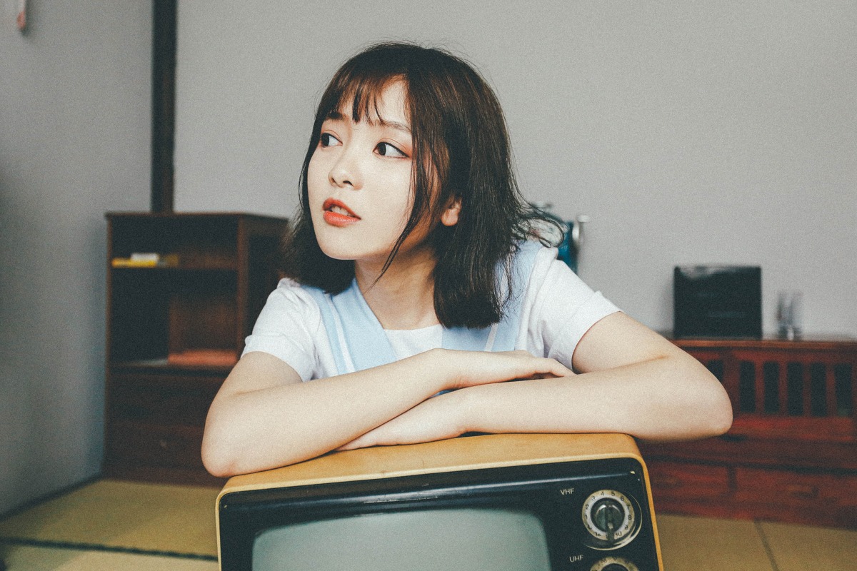 短发大眼学生裙装美女