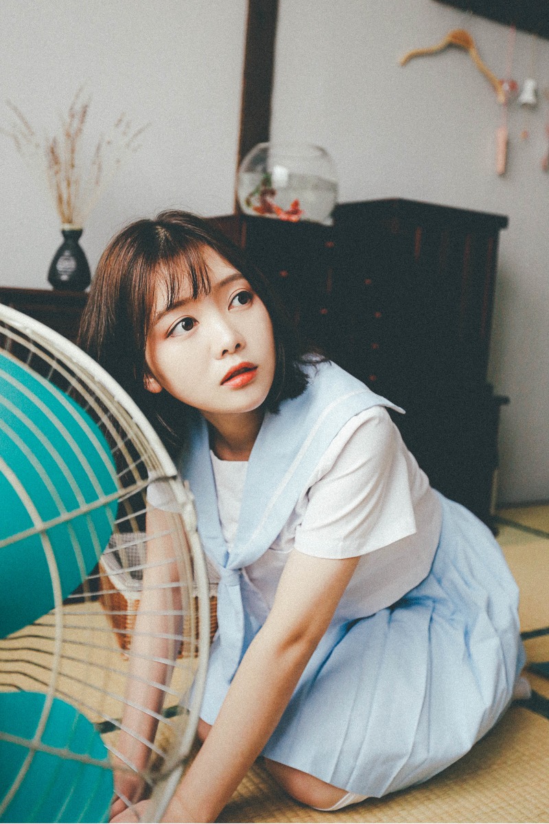 短发大眼学生裙装美女