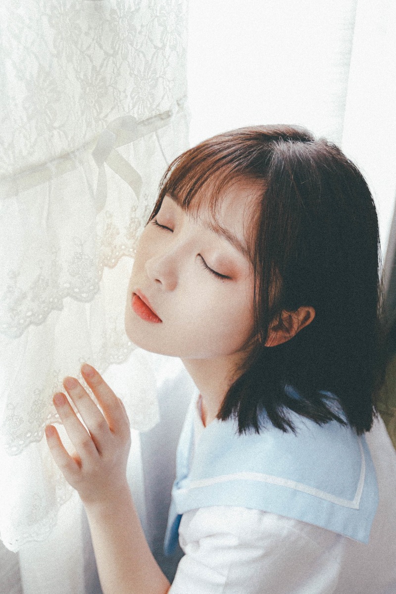 短发大眼学生裙装美女