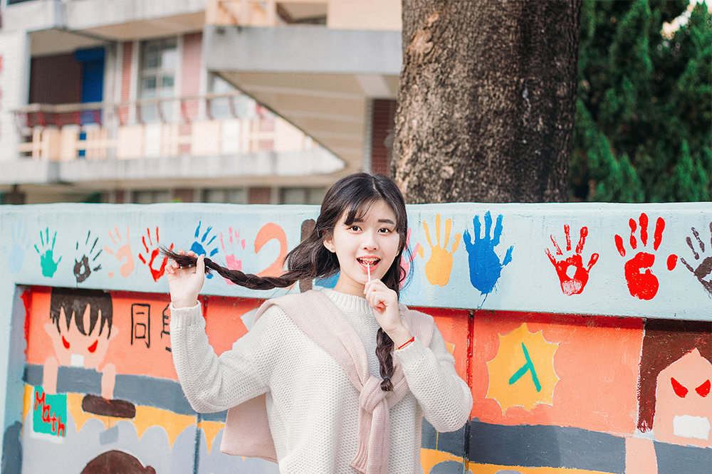 大眼浓眉皮肤嫩白的清纯马尾辫美女