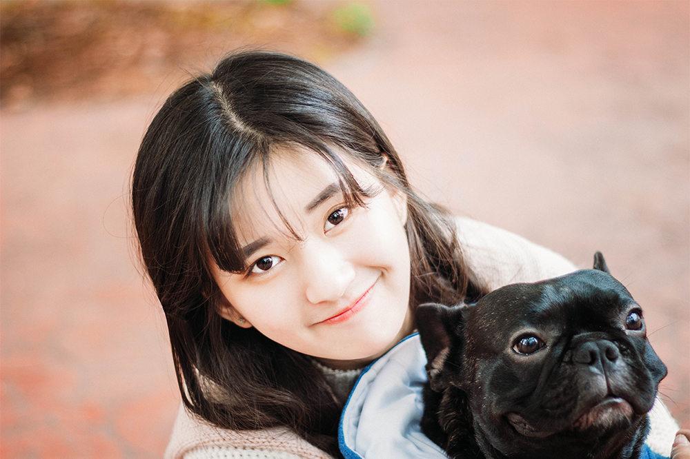 大眼浓眉皮肤嫩白的清纯马尾辫美女