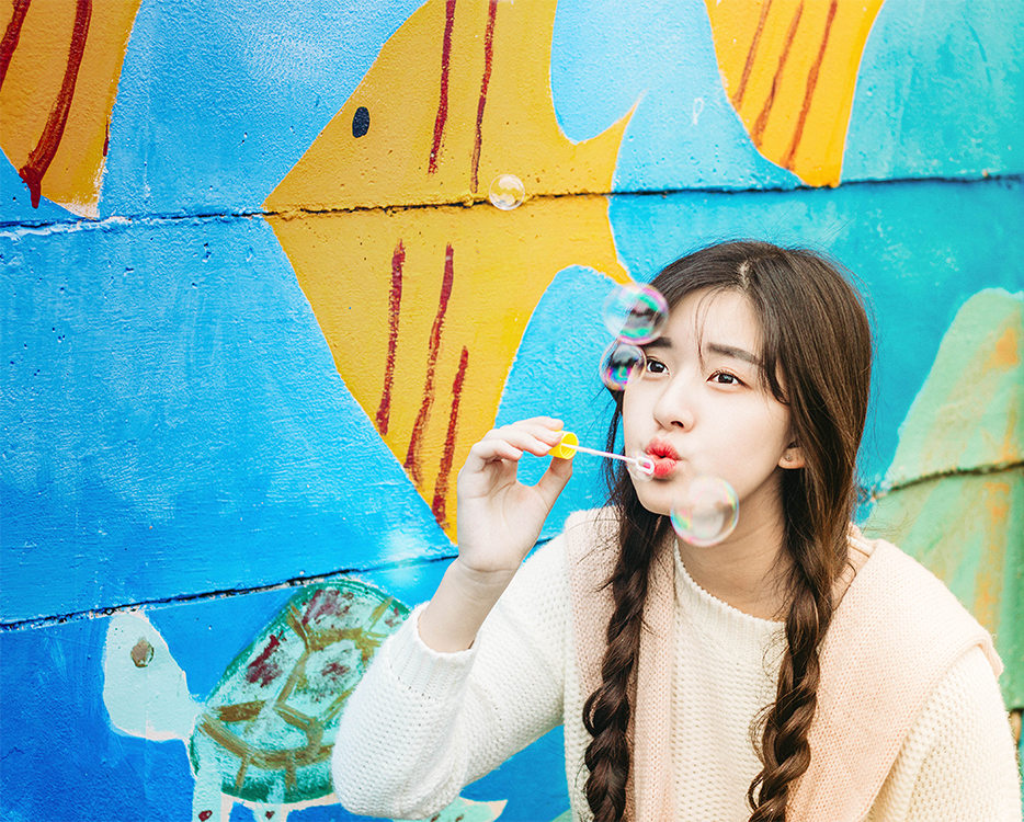 大眼浓眉皮肤嫩白的清纯马尾辫美女