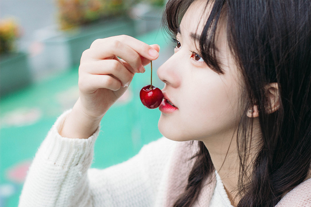 大眼浓眉皮肤嫩白的清纯马尾辫美女