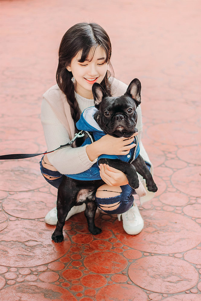 大眼浓眉皮肤嫩白的清纯马尾辫美女