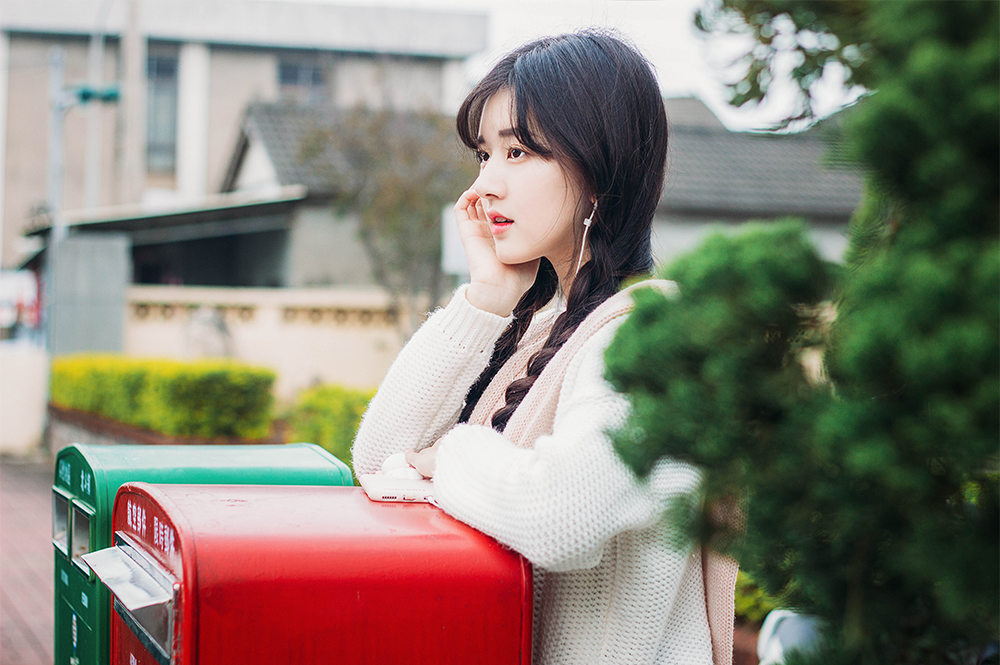 大眼浓眉皮肤嫩白的清纯马尾辫美女