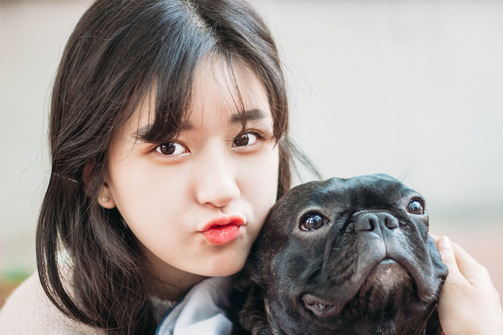 大眼浓眉皮肤嫩白的清纯马尾辫美女