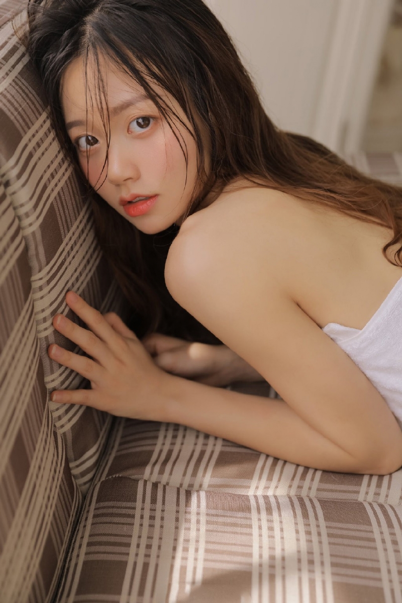 绝色美人身娇体软妩媚俏丽写真