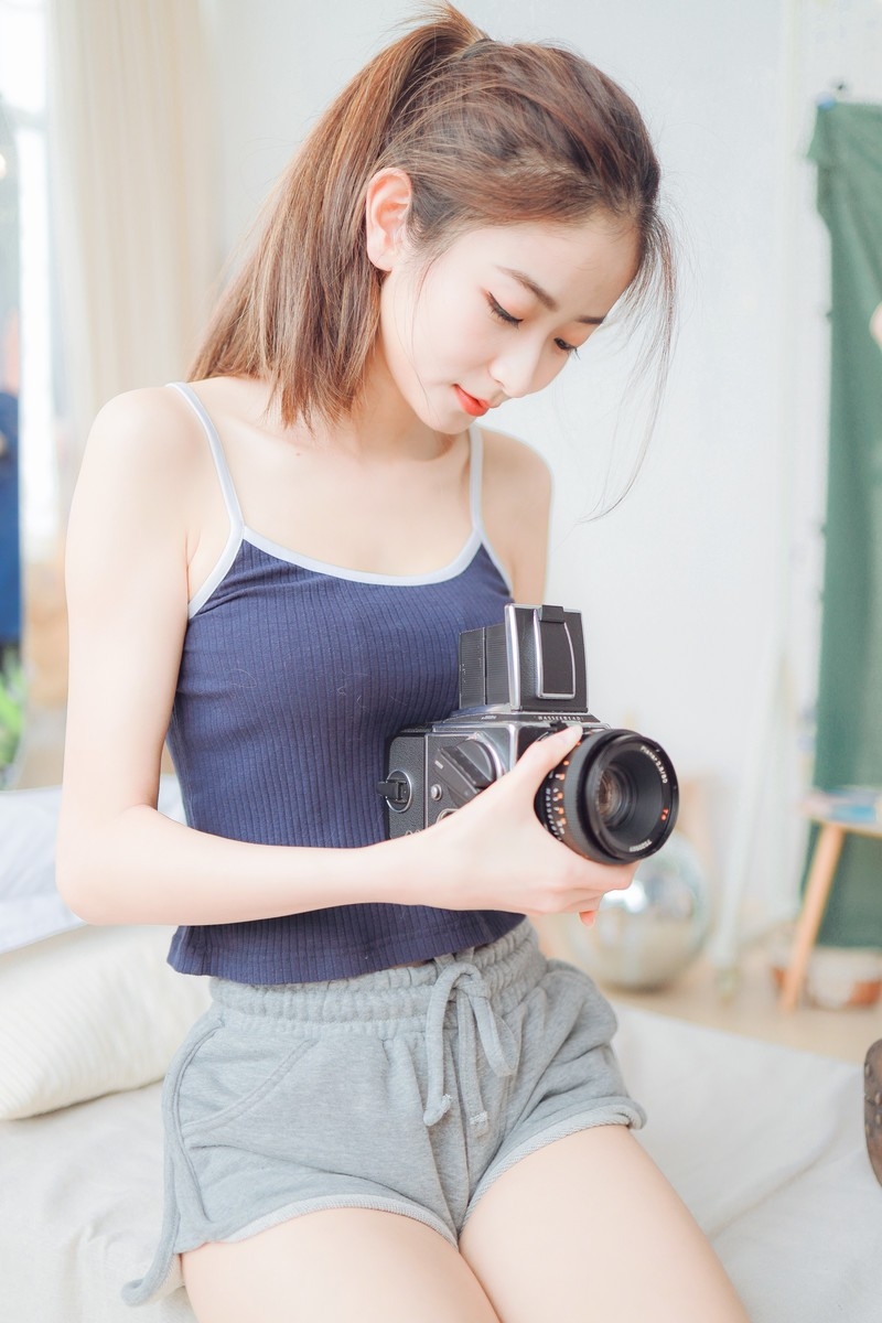 清纯嫩妹棕色头发吊带热裤笑容甜美美女极度销魂图