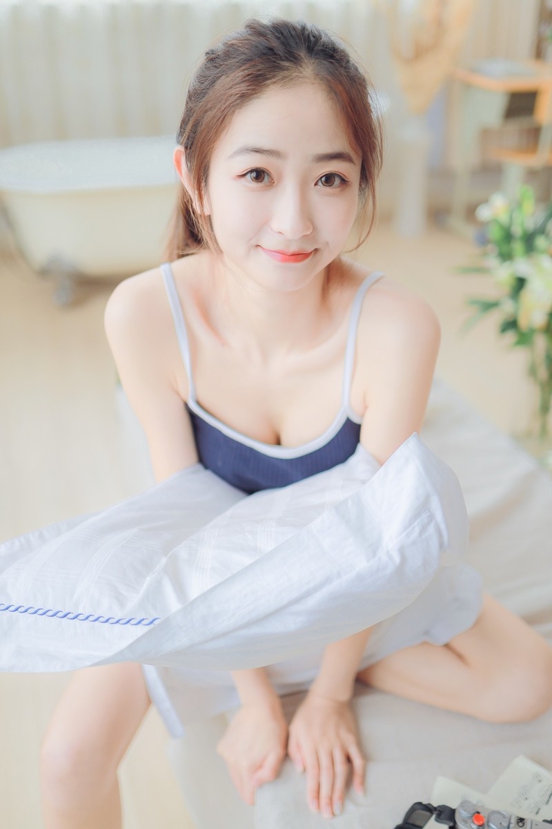 清纯嫩妹棕色头发吊带热裤笑容甜美美女极度销魂图