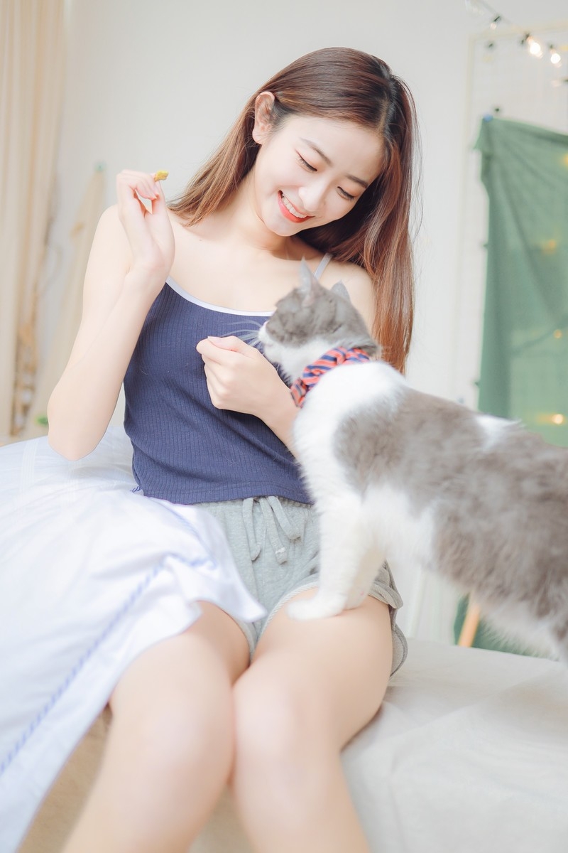 清纯嫩妹棕色头发吊带热裤笑容甜美美女极度销魂图