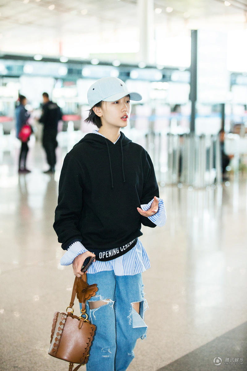 周冬雨戴棒球帽休闲装扮  帅boy范儿十足