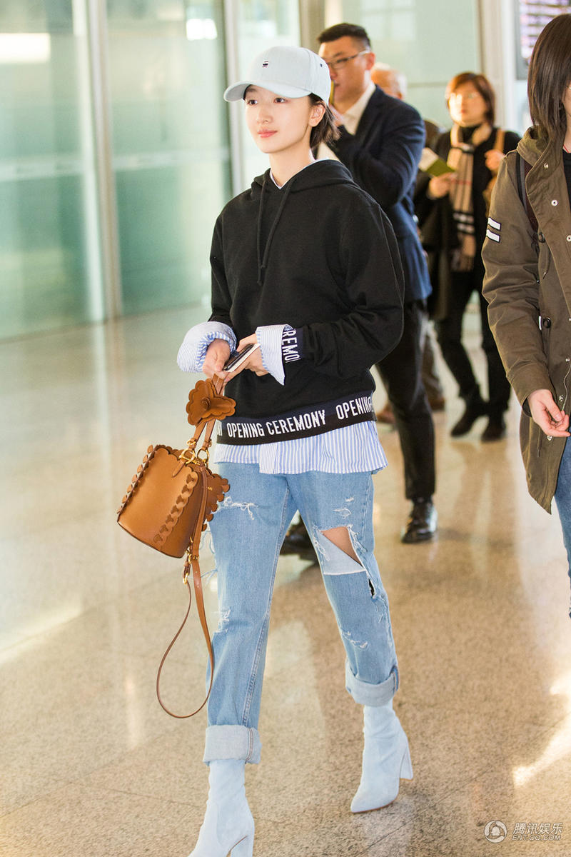 周冬雨戴棒球帽休闲装扮  帅boy范儿十足
