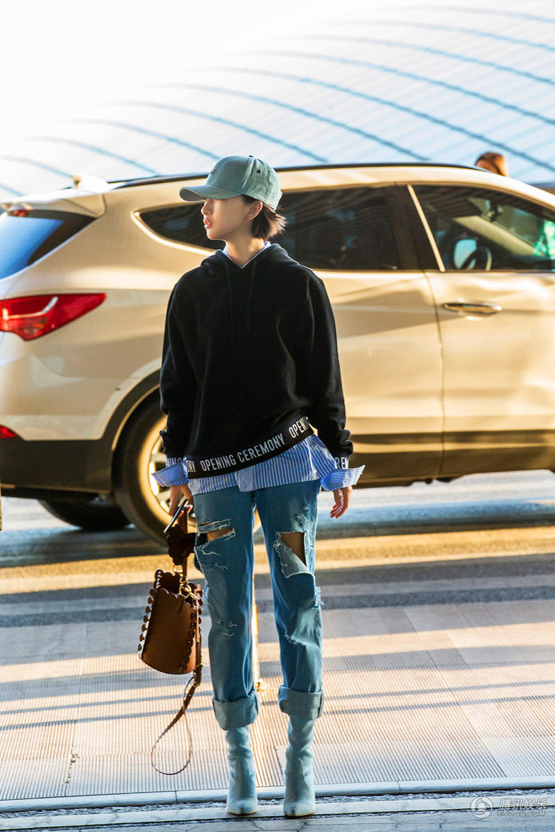 周冬雨戴棒球帽休闲装扮  帅boy范儿十足