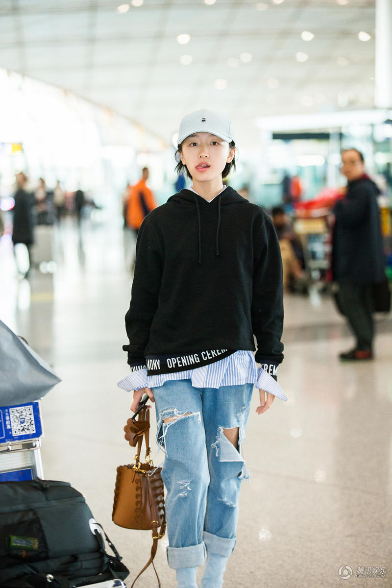 周冬雨戴棒球帽休闲装扮  帅boy范儿十足