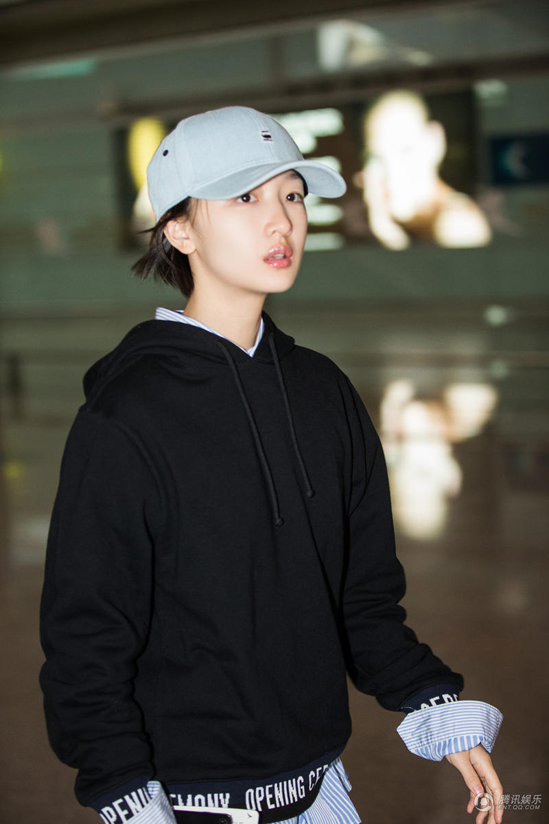 周冬雨戴棒球帽休闲装扮  帅boy范儿十足