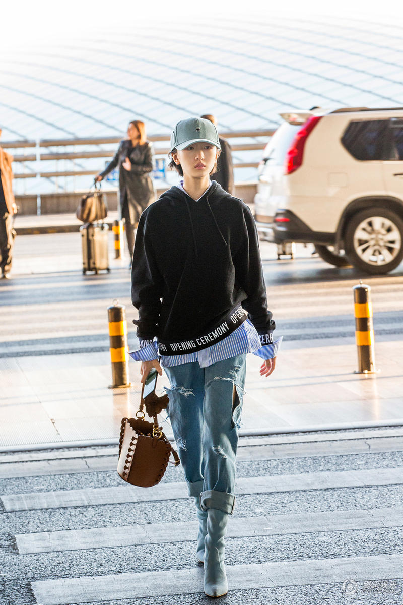 周冬雨戴棒球帽休闲装扮  帅boy范儿十足