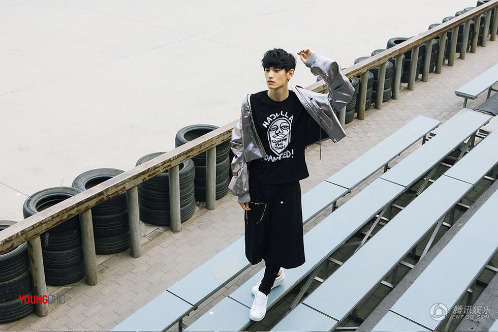 人气韩国鲜肉金泰焕街头随意图片  酷帅有型不失个性