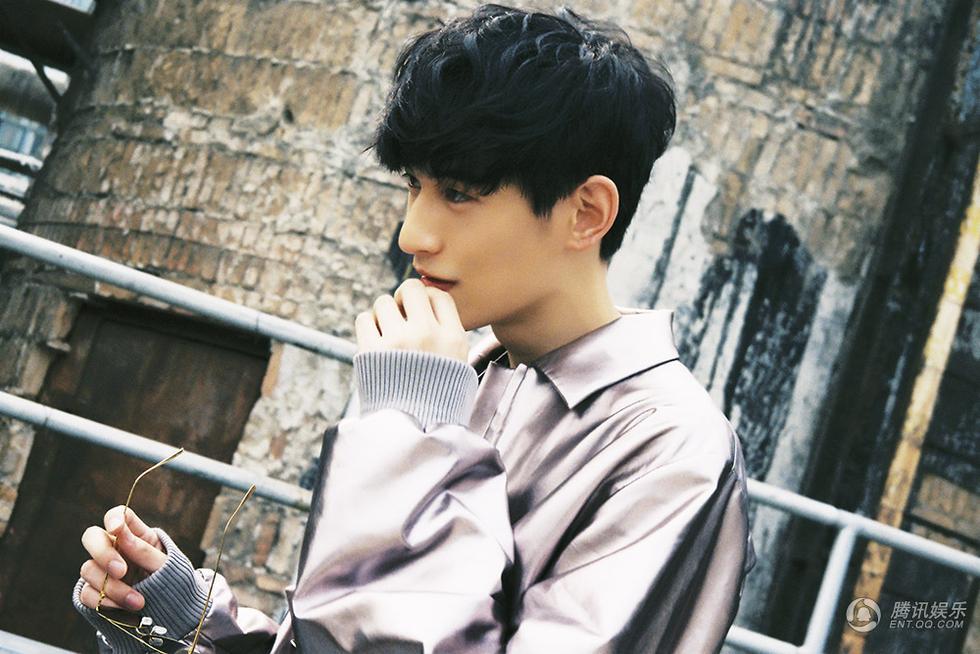 人气韩国鲜肉金泰焕街头随意图片  酷帅有型不失个性