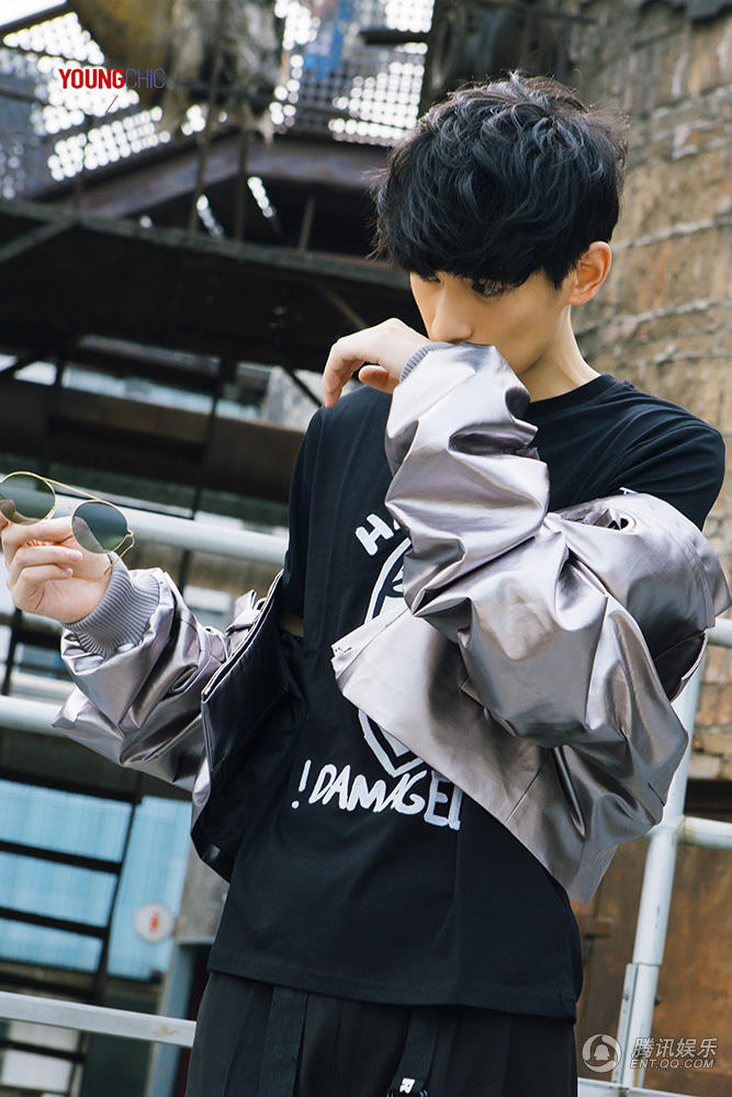 人气韩国鲜肉金泰焕街头随意图片  酷帅有型不失个性