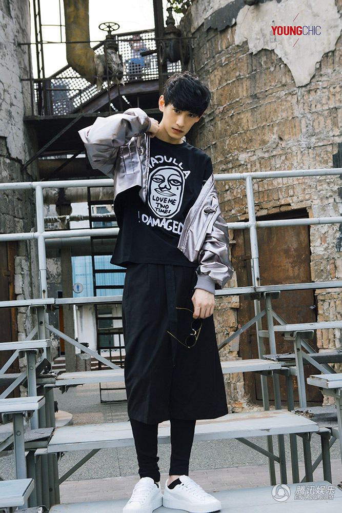 人气韩国鲜肉金泰焕街头随意图片  酷帅有型不失个性