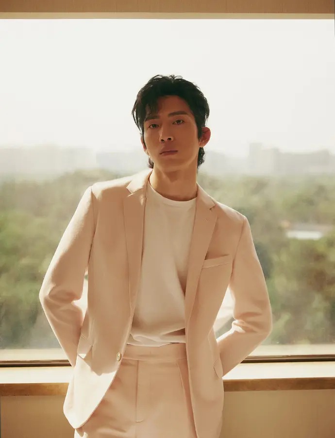 粉色西装帅哥井柏然优雅绅士照片