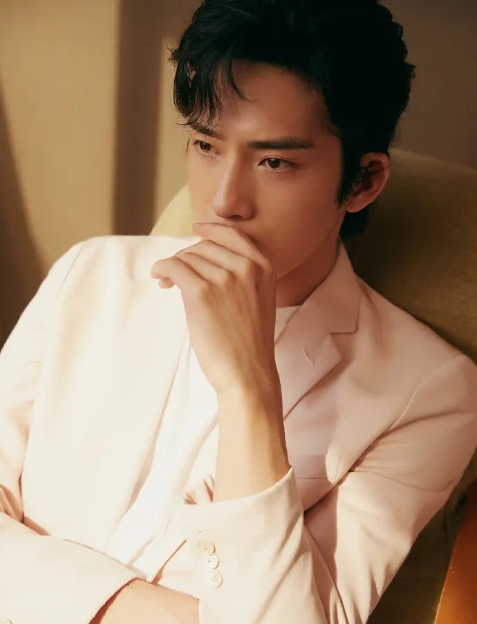 粉色西装帅哥井柏然优雅绅士照片