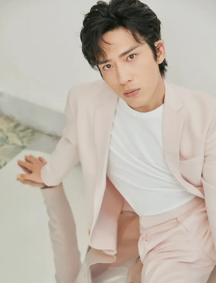 粉色西装帅哥井柏然优雅绅士照片