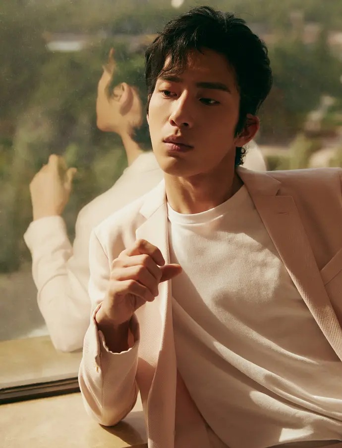 粉色西装帅哥井柏然优雅绅士照片