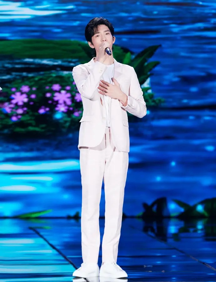 粉色西装帅哥井柏然优雅绅士照片