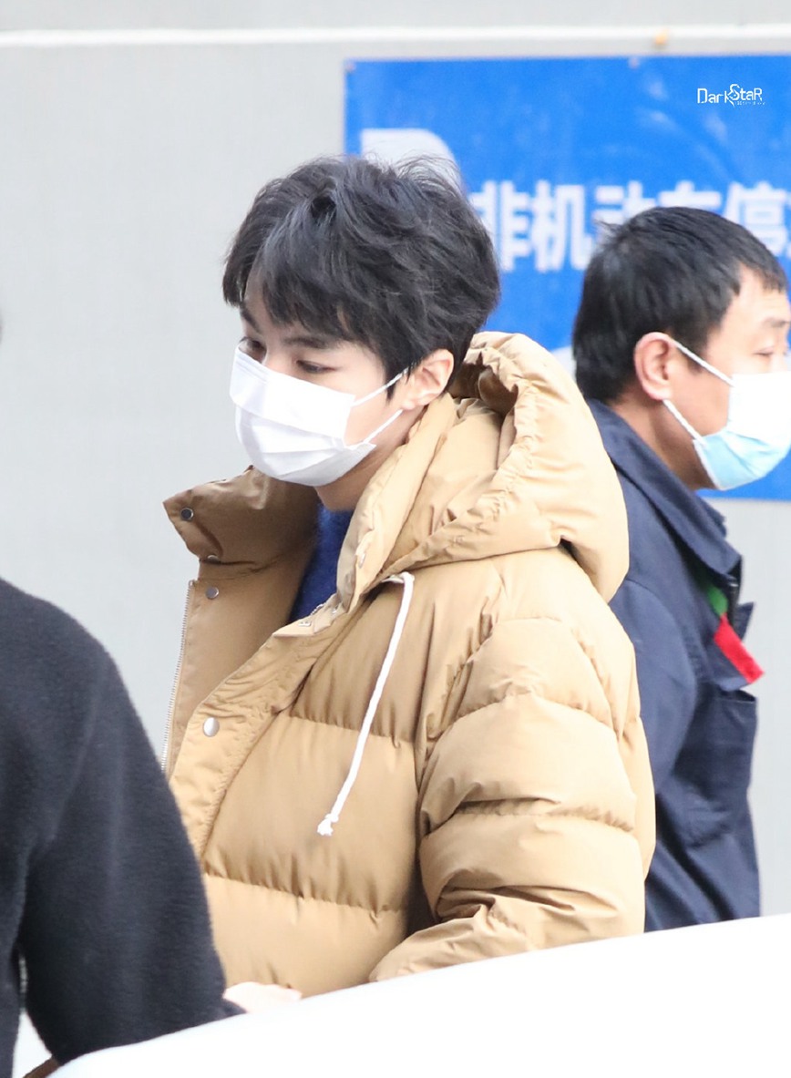 王俊凯百花迎春晚会录制路透保暖又时尚图片